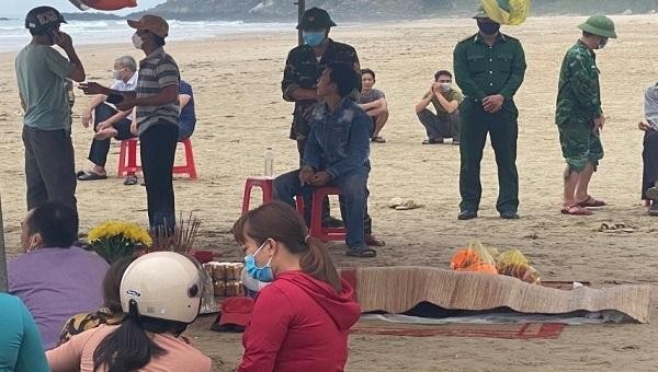 Lực lượng chức năng làm thủ tục bàn giao thi thể em V. cho gia đình về lo hậu sự.