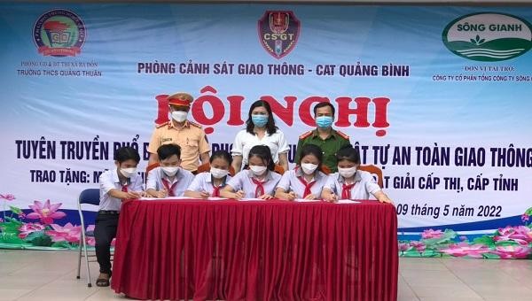 Đại diện học sinh Trường THCS Quảng Thuận ký cam kết đảm bảo an toàn khi tham gia giao thông.