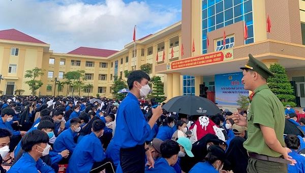 Tương tác, trao đổi với học sinh về cách phòng, chống tin độc, xấu trên không gian mạng.