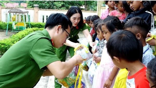 Gói trọn yêu thương, mang Tết thiếu nhi đến sớm với các em vùng cao Quảng Bình