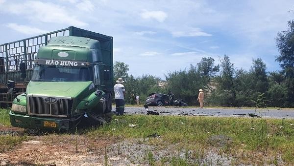 Vụ tai nạn nghiêm trọng khiến 2 người tử vong, 3 người phải đi cấp cứu.