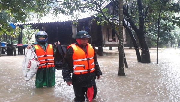 Cán bộ, chiến sĩ Đồn Biên phòng Làng Ho đi tuyên truyền, vận động bà con tại bản Mít Cát (xã Lâm Thủy) đến nơi an toàn.