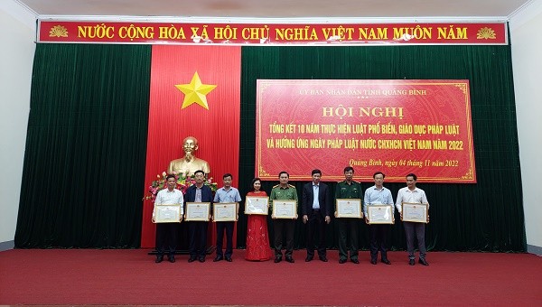 Dịp này, Chủ tịch UBND tỉnh đã tặng bằng khen cho 5 tập thể, 4 cá nhân có thành tích xuất sắc trong 10 năm thực hiện Luật PBGDPL.