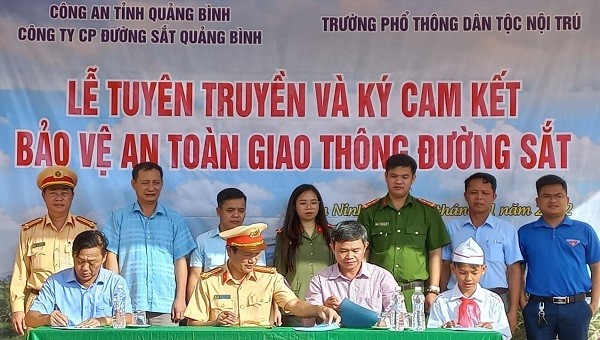 Ký cam kết chấp hành pháp thông giao thông giữa Công an, đại diện Hội phụ huynh, Hội đồng Sư phạm nhà trường và học sinh.