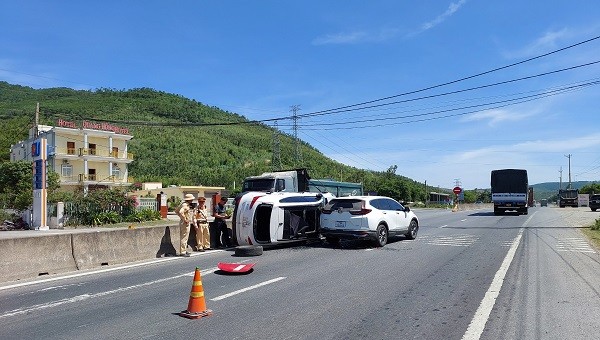 Xế hộp quay 180 độ ‘lật nghiêng’ trên quốc lộ 1A sau cú va chạm xe đầu kéo.