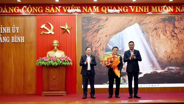 Bí thư Tỉnh ủy Quảng Bình Lê Ngọc Quang và Phó Bí thư Thường trực Tỉnh ủy Trần Hải Châu tặng hoa chúc mừng ông Trần Phong.