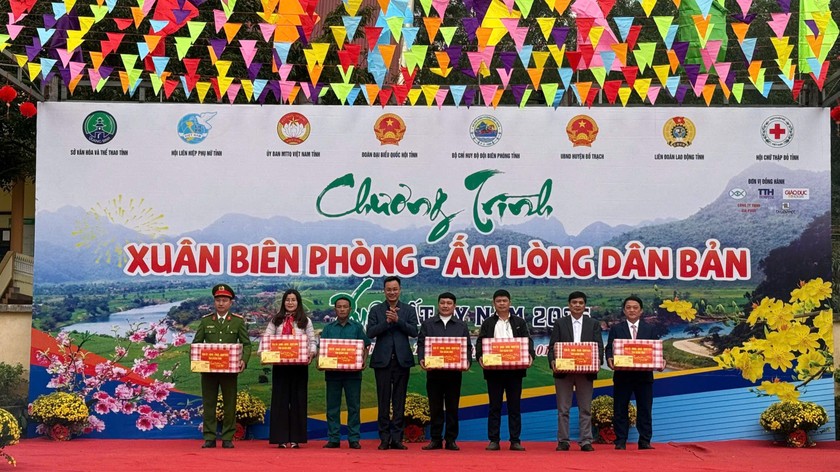 Ông Lê Ngọc Quang - Bí thư Tỉnh ủy Quảng Bình tặng quà cho cán bộ chiến sĩ và đồng bào trên biên giới xã Thượng Trạch.