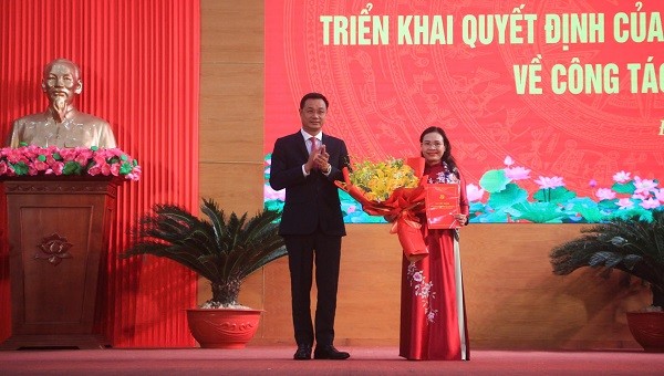 Ông Lê Ngọc Quang, Bí thư Tỉnh ủy Quảng Bình trao quyết định về việc điều động, phân công, chỉ định bà Phạm Thị Hân làm Bí thư Thành ủy Đồng Hới