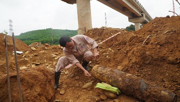 Đội Xử lý bom mìn lưu động của MAG xác định, quả bom có ký hiệu MK81, nặng khoảng 118 kg, có bán kính sát thương hơn 1km.