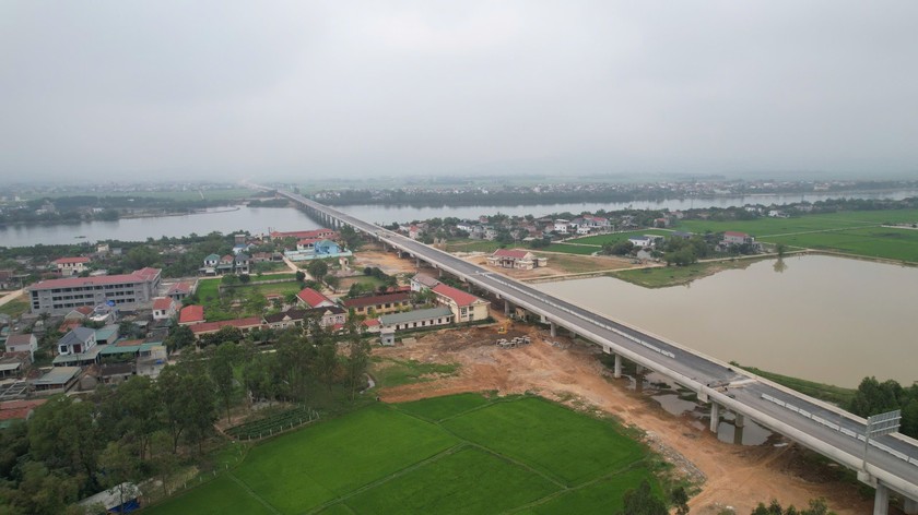 Cao tốc vượt núi, băng sông, xuyên cánh đồng bạt ngàn qua Quảng Bình được đánh giá là tuyến đường có cảnh quan đẹp.