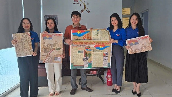 Bạn đọc hào hứng khi được tặng phụ san đặc biệt Kỷ niệm 50 năm Ngày Giải phóng miền nam của Báo Nhân Dân.
