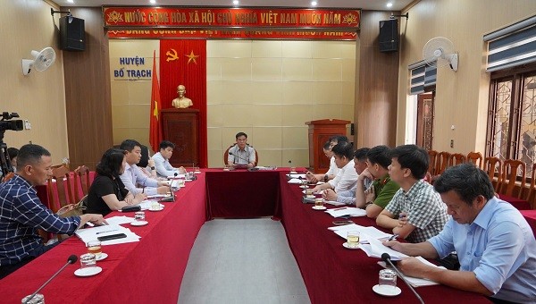 Đại diện lãnh đạo UBND huyện Bố Trạch (tỉnh Quảng Bình) công bố thông tin vụ việc.