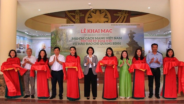 Các đại biểu cắt băng khai mạc Báo chí cách mạng Việt Nam - Một thế kỷ xung trận và Tự hào báo chí Quảng Bình chiều 8/5/2025.