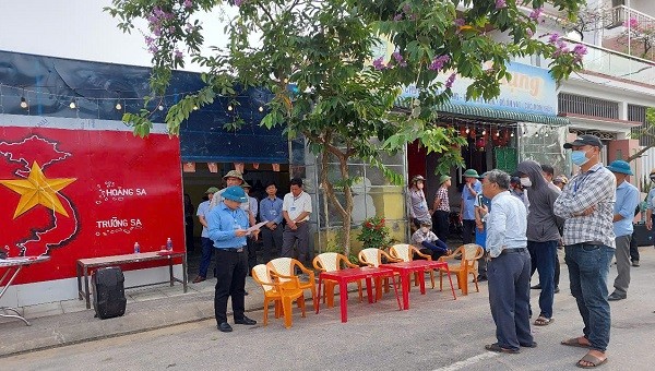 Đại diện Ban cưỡng chế huyện Bố Trạch công bố quyết định cưỡng chế đối với ông Hoàng Duy Lộc.