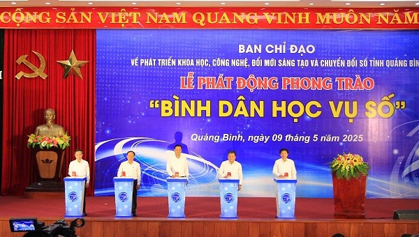Các đại biểu bấm nút phát động phong trào “Bình dân học vụ số”.