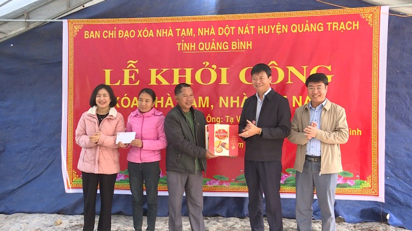 Ông Nguyễn Chí Thắng, Bí thư Huyện uỷ trao quà tại Lễ khởi công xoá nhà tạm cho gia đình ông Tạ Văn Thường, thôn Pháp Kệ, xã Quảng Phương.