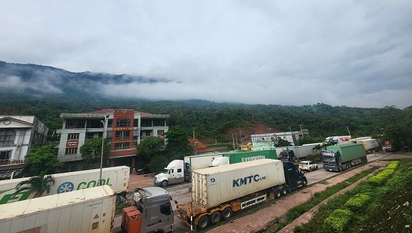 Dòng xe nối đuôi nhau chờ làm thủ tục xuất cảnh tại Cửa khẩu quốc tế Cha Lo.