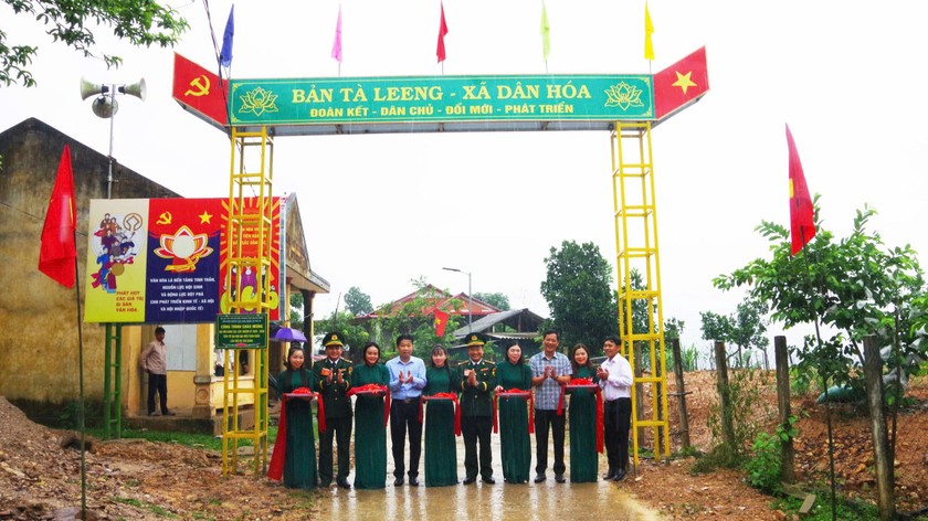 Đại diện lãnh đạo Bộ chỉ huy BĐBP tỉnh Quảng Bình và chính quyền địa phương cắt băng khánh thành công trình “cổng chào vùng biên” bản Tà Leng.