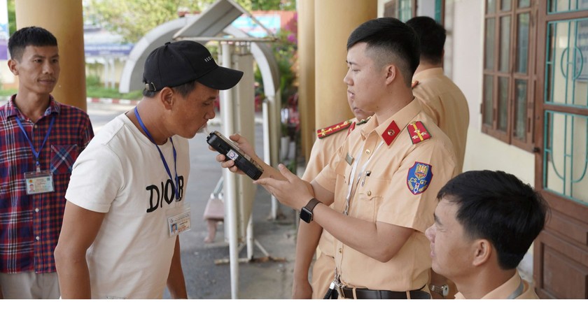 Điểm mới là trước khi bước vào phòng thi, tất cả các thí sinh phải đo nồng độ cồn.