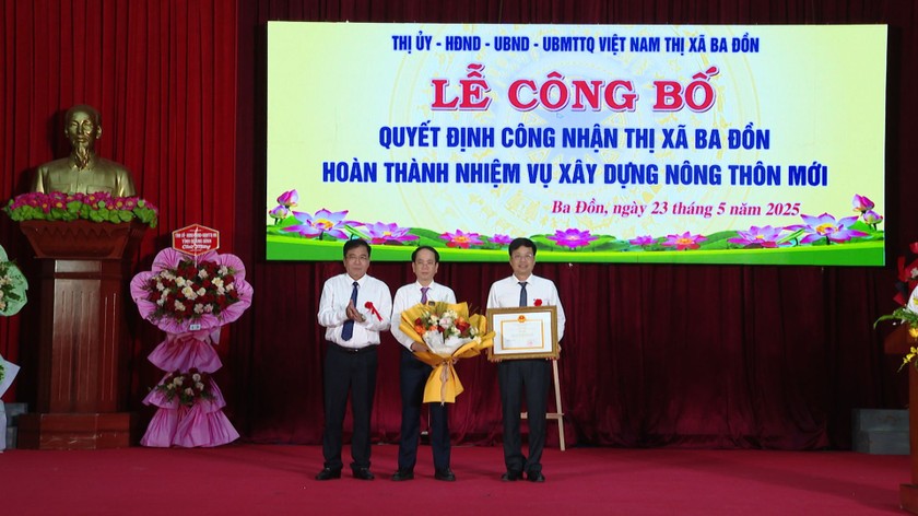 Thừa ủy quyền của Thủ tướng Chính phủ, Phó Chủ tịch Thường trực UBND tỉnh Đoàn Ngọc Lâm trao Bằng công nhận hoàn thành nhiệm vụ xây dựng NTM cho TX. Ba Đồn.