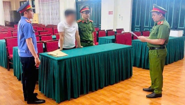 Tống đạt quyết định khởi tố, lệnh bắt tạm giam đối với Nguyễn Như Thành (Thành viên góp vốn công ty Win Group). Ảnh: CA