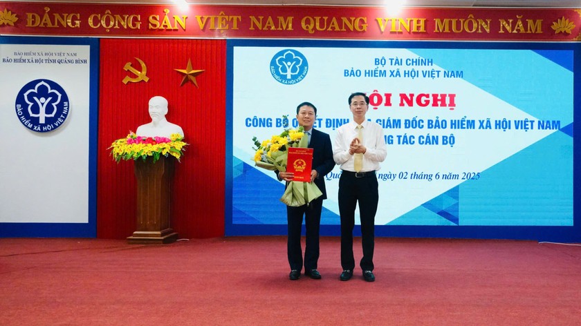 Phó Giám đốc BHXH Việt Nam Đào Việt Ánh trao Quyết định bổ nhiệm Giám đốc BHXH khu vực XVI cho ông Trần Anh Tuấn.