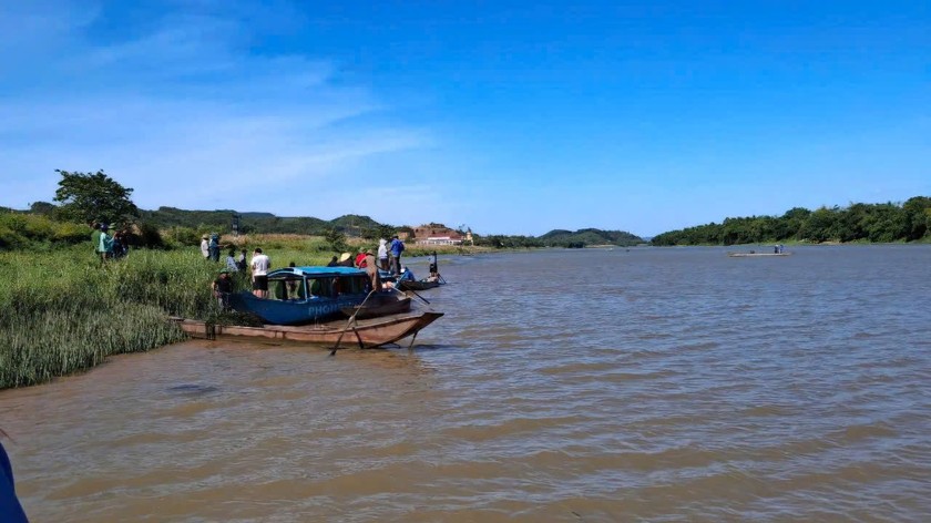 Nạn nhân được tìm thấy cách vị trí nhảy cầu Xuân Sơn khoảng 100m, hướng về phía hạ du xã Hưng Trạch.