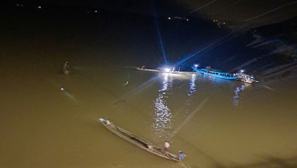 Lực lượng chức năng chia nhiều ca, kíp với hơn 200 người tìm kiếm nạn nhân trong đêm.