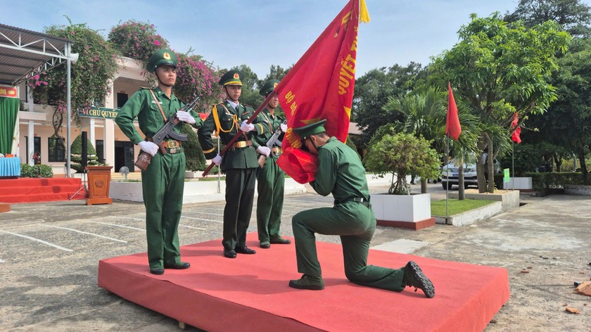 Chiến sĩ mới tuyên thệ dưới quân kỳ quyết thắng.