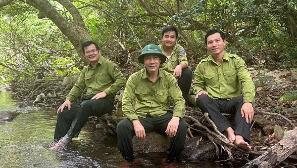 Lực lượng bảo vệ rừng tuần tra kiểm soát rừng phòng hộ đầu nguồn Hồ Phú Vinh - Đồng Hới.