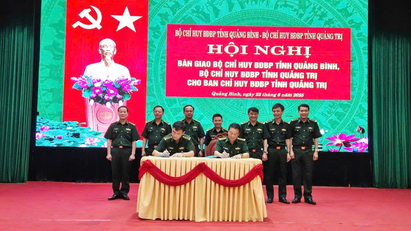 Lãnh đạo Bộ Chỉ huy BĐBP hai tỉnh Quảng Bình và Quảng Trị ký biên bản bàn giao toàn diện, chức năng nhiệm vụ công tác biên phòng.