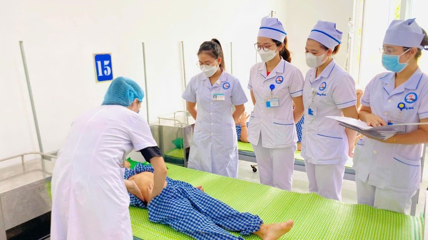 Khẩu hiệu "Bệnh nhân đến đón tiếp niềm nở, ở chăm sóc tận tình, về dặn dò chu đáo" đã trở thành phương châm hành động của mỗi khoa, phòng của Bệnh viện Đa khoa huyện Tuyên Hóa.