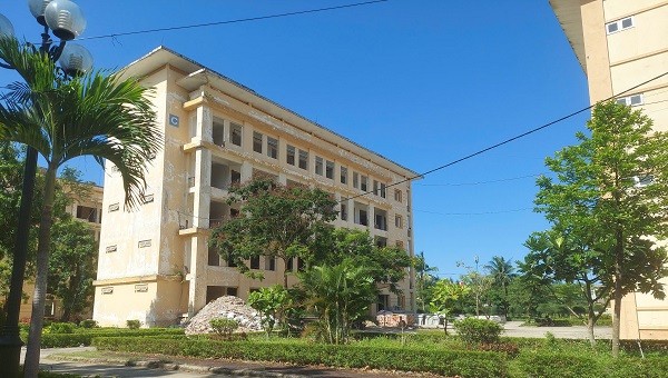 Khu giảng đường dãy nhà C, Trường Đại học Quảng Bình đang được cải tạo để đón cán bộ từ Quảng Trị ra công tác.