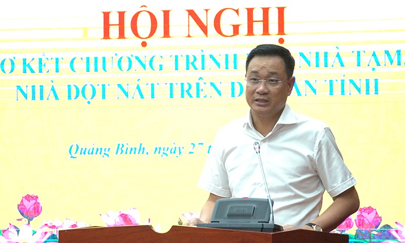 Ông Lê Ngọc Quang, Bí thư Tỉnh ủy Quảng Bình phát biểu tại hội nghị sơ kết chương trình xóa nhà tạm, nhà dột nát trên địa bàn tỉnh.