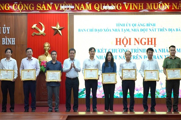 Ông Trần Phong, Chủ tịch UBND tỉnh (đứng giữa) tặng Bằng khen cho các tập thể, cá nhân.