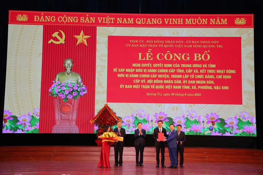Phó Thủ tướng Chính phủ Trần Hồng Hà trao Quyết định của Bộ Chính trị về việc chỉ định Bí thư Tỉnh ủy Quảng Trị (mới), nhiệm kỳ 2020-2025 cho ông Lê Ngọc Quang.