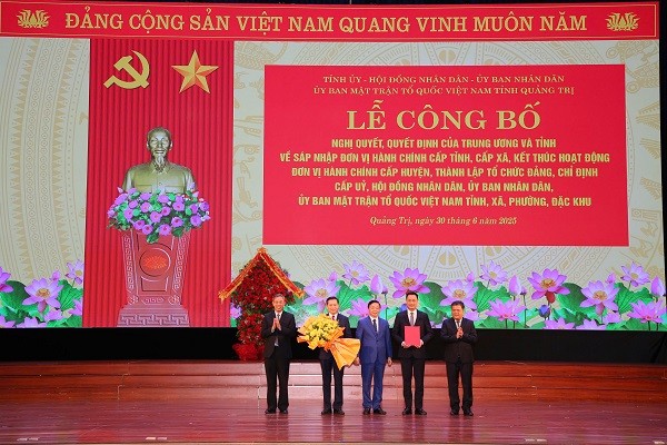 Phó Thủ tướng Chính phủ Trần Hồng Hà trao Quyết định chỉ định Bí thư, Phó Bí thư Tỉnh ủy Quảng Trị mới.