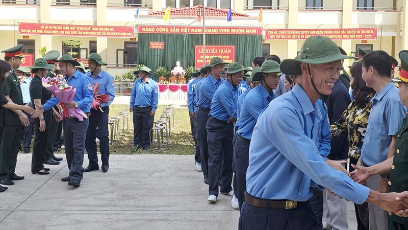 Lãnh đạo tỉnh bắt tay, động viên chiến sỹ Đội K53 lên đường làm nhiệm vụ tìm hài cốt liệt sĩ mùa khô năm 2024 - 2025.