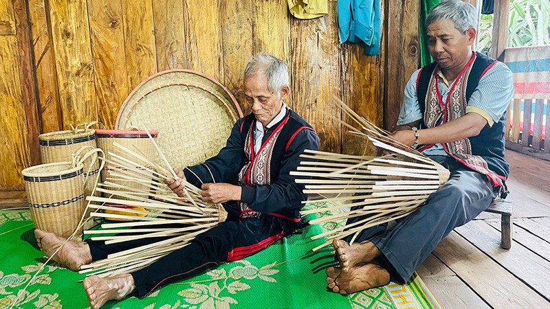 Già A Ren, ông A Hải là những người đang cần mẫn giữ lại nghề đan lát truyền thống của người Xơ Đăng. (Ảnh Trọng Triển)