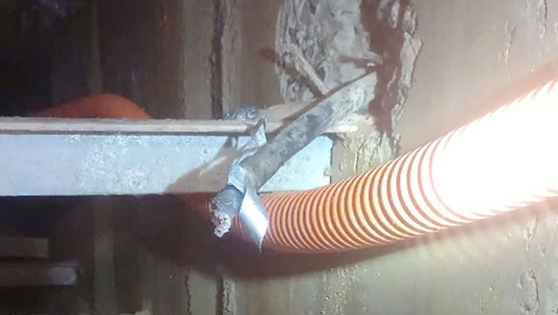 Dây dẫn điện chiếu sáng đường giao thông bị các đối tượng cắt trộm, gây thiệt hại hơn 2,8 tỷ đồng ở Kon Tum.