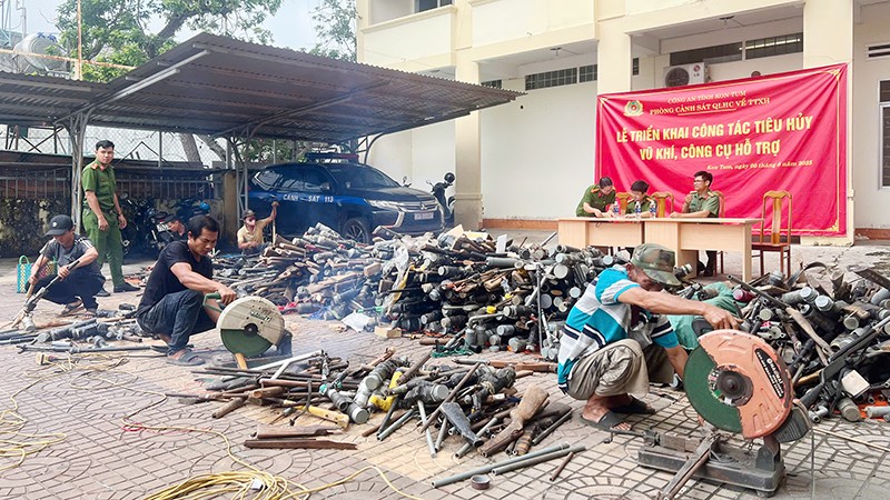 Công an Kon Tum tiêu hủy gần 2.000 vũ khí, công cụ hỗ trợ do người dân tự nguyện giao nộp.