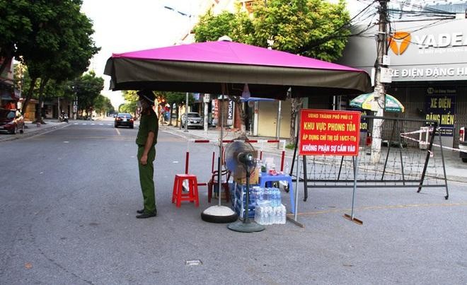 Nhờ làm tốt công tác phòng dịch, tình hình dịch bệnh trên địa bàn TP Phủ Lý cơ bản đã được kiểm soát. Ảnh minh họa (Một chốt kiểm soát dịch tại TP Phủ Lý)