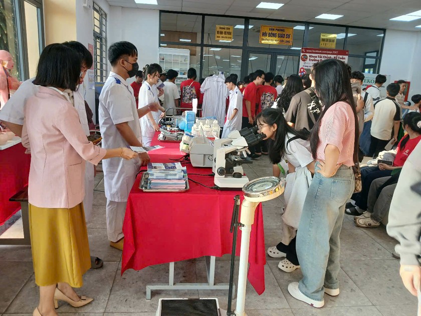 Học sinh tham quan, trải nghiệm tại gian hàng của Khoa Khoa học sức khoẻ.