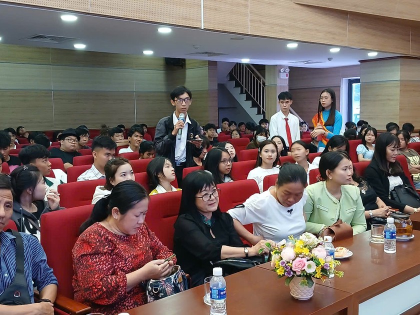 Học sinh quan tâm, lắng nghe tư vấn hướng nghiệp.
