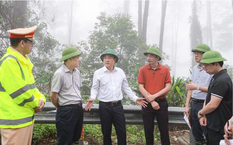 Phó Chủ tịch Thường trực UBND tỉnh Vĩnh Phúc Vũ Việt Văn chỉ đạo tại buổi kiểm tra thực tế quốc lộ 2B.