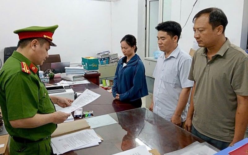 Các bị can: Nguyễn Thái Sơn, Bùi Văn Nhu, Bùi Thị Phương Thuý (từ phải qua trái) tại cơ quan Công an