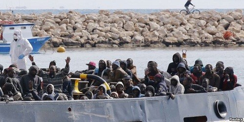 Một số di dân gặp nạn được giải cứu hồi tháng 2 vừa qua. Ảnh: Reuters