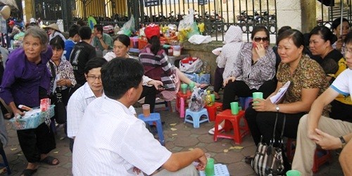 Các hàng quán tranh thủ "chặt chém" trong mùa thi.