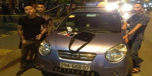 Tài xế taxi (trái) cùng hai đối tượng xăm trổ và tang vật thu giữ./.