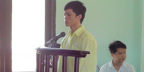 Bị cáo Ra nghe tòa tuyên án.